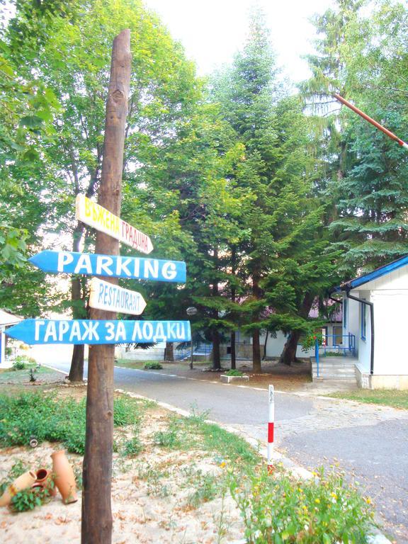 White Village Park Iskar Lake Pasarel Bagian luar foto